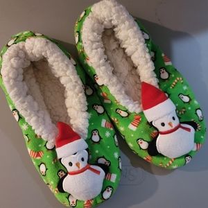Green Christmas Penquin Slippers Size 6/7 Women's